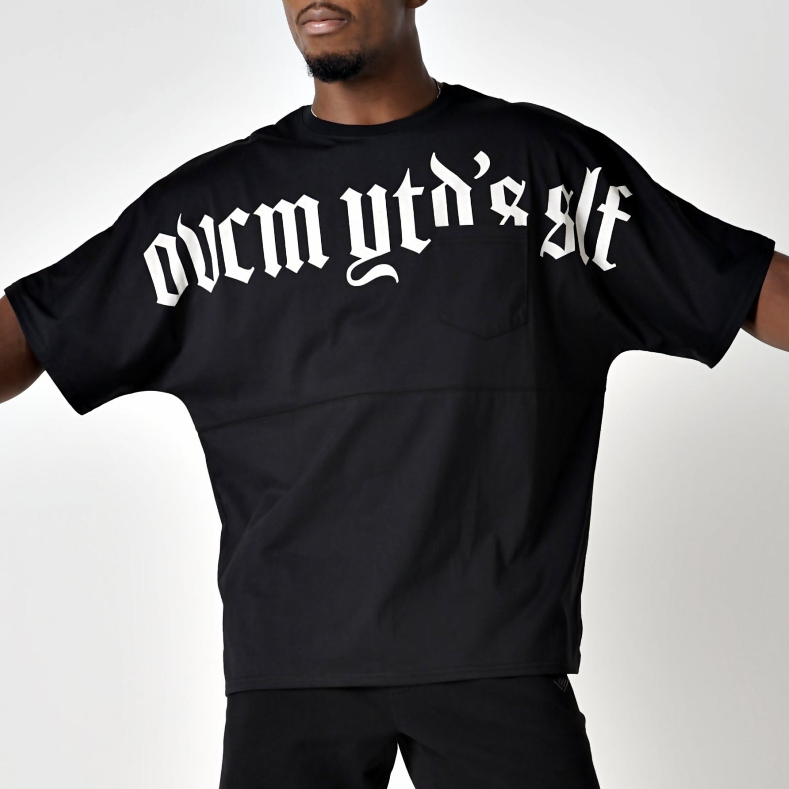 メンズ【ovys公式】ブラックレターオーバーサイズポケットTシャツ