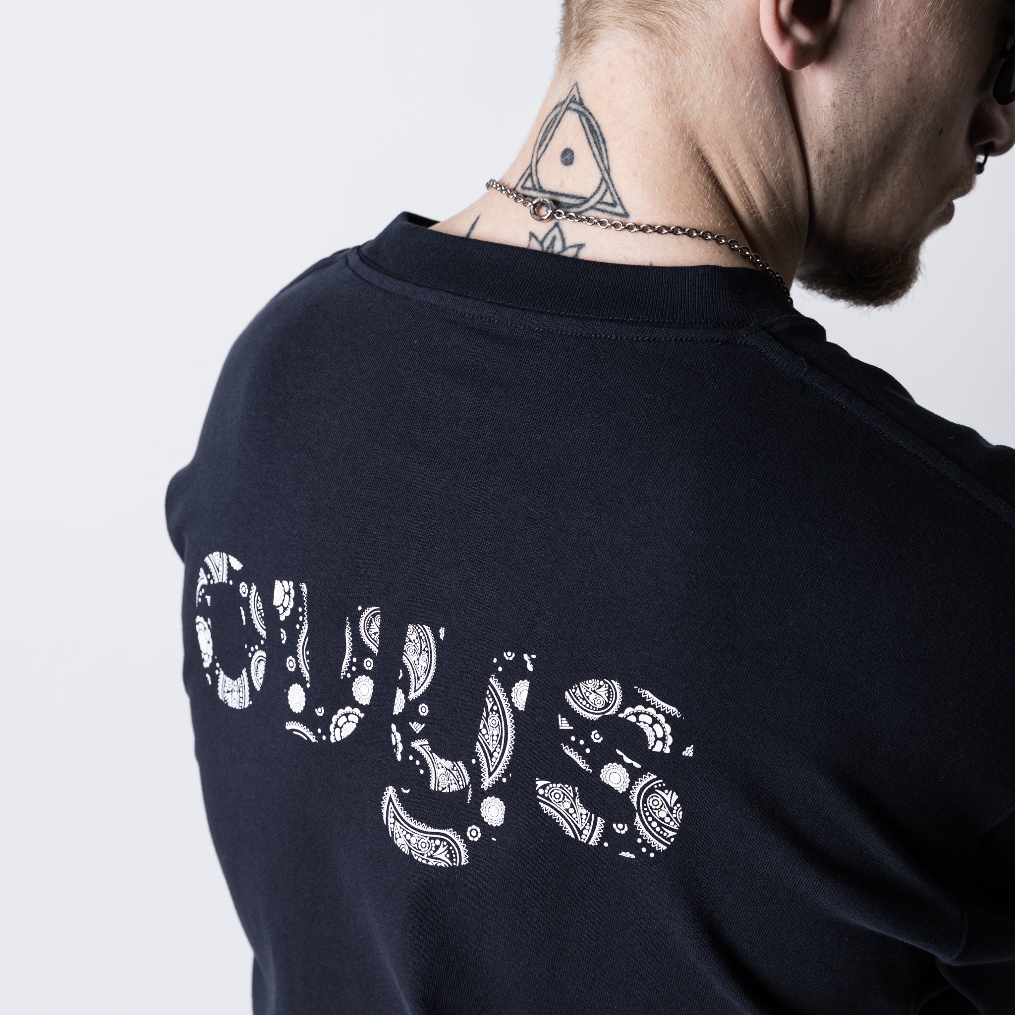 メンズ【ovys公式】ペイズリーロゴ コットンTシャツ – ovys