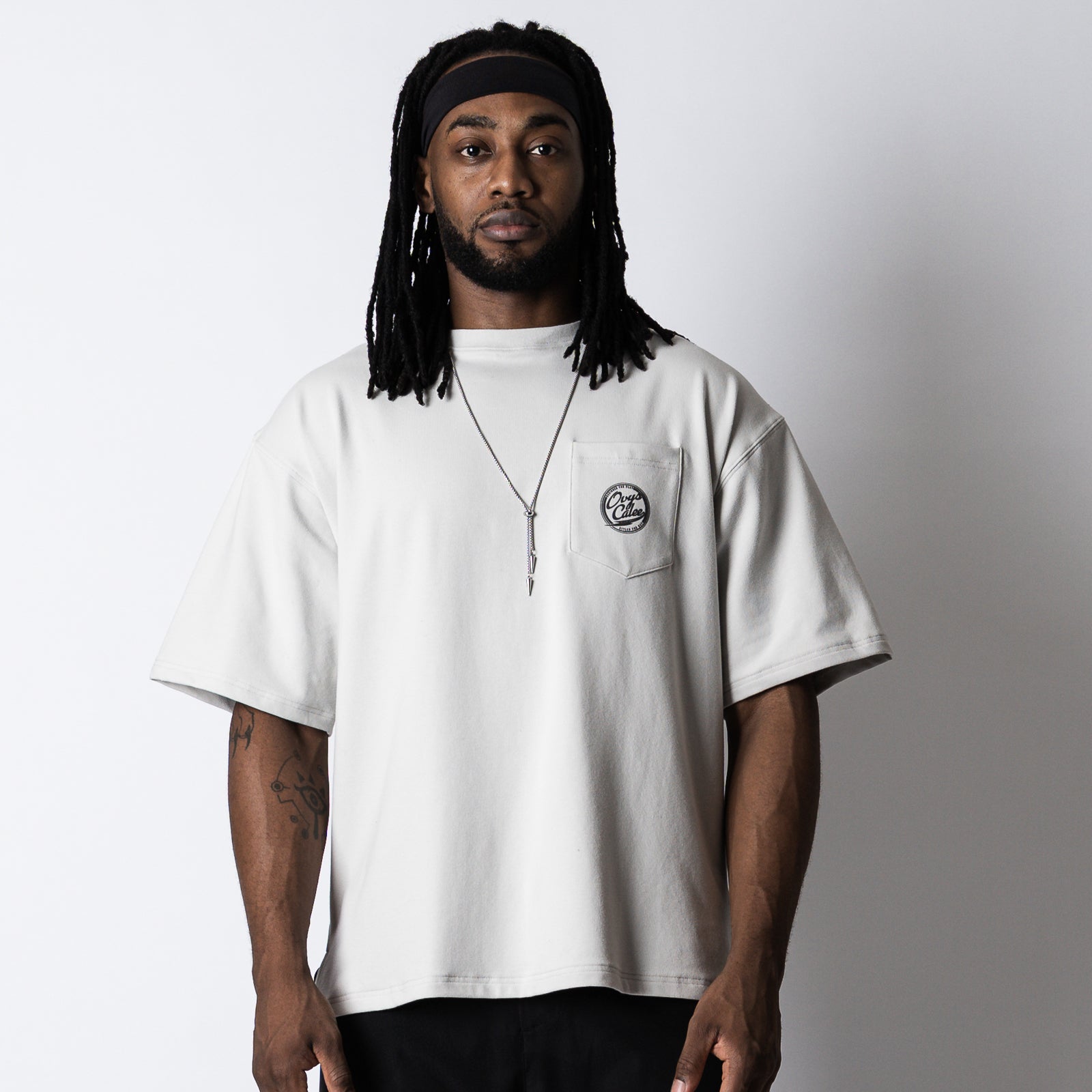 CALEE × ovys LOGO C-MESH OVERSIZED PKT SS TEE – ovys(オーヴィーズ)