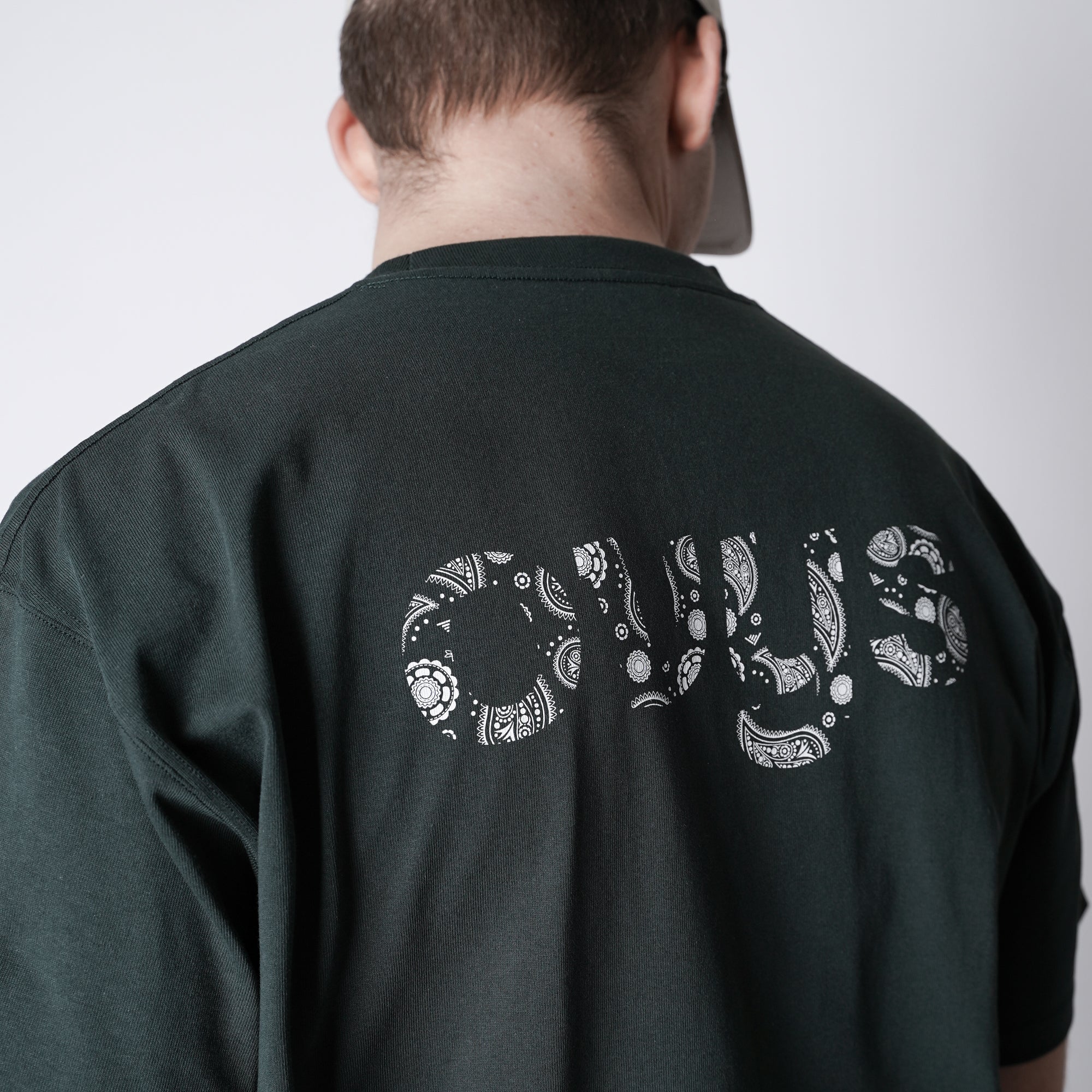 メンズ【ovys公式】ペイズリーロゴ コットンTシャツ – ovys