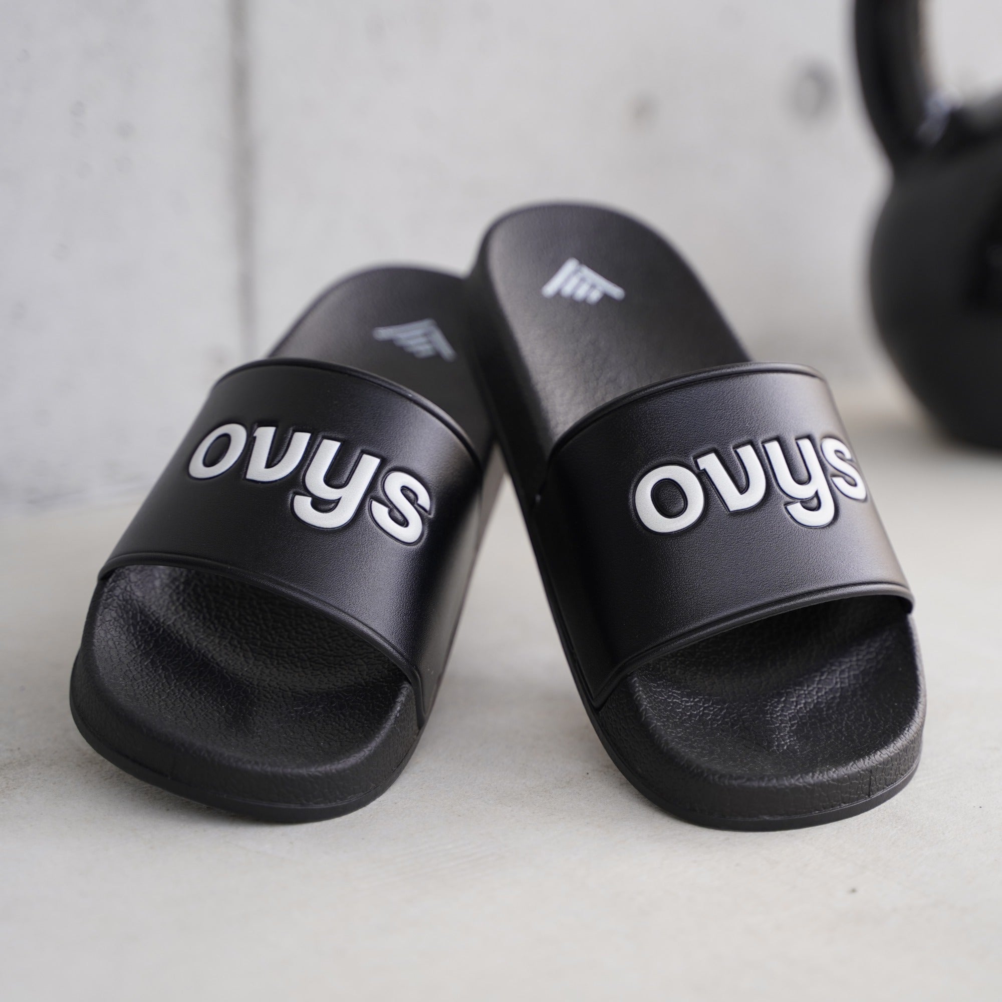 ユニセックス【ovys公式】ベーシックロゴシャワーサンダル／BASIC LOGO SHOWER SANDALS – ovys(オーヴィーズ)