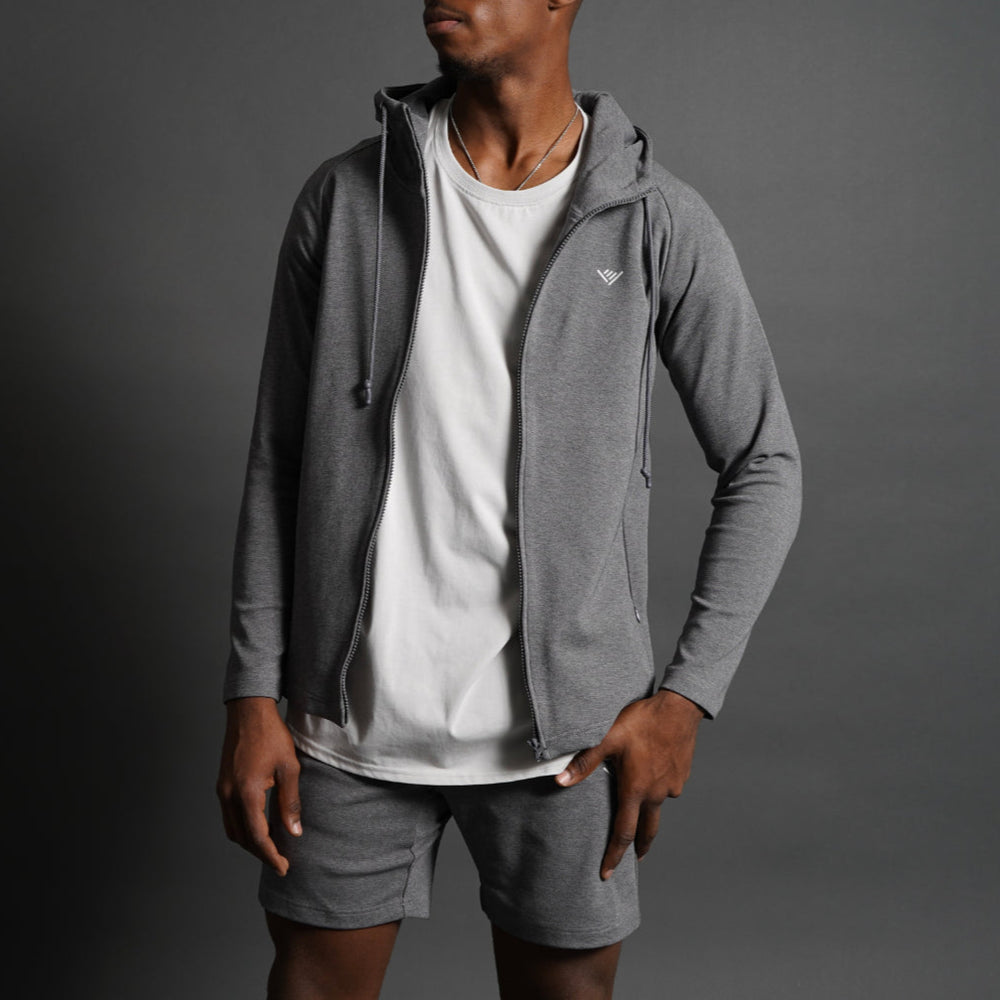 テックジップアップフーディのGRAYのLサイズの着用画像です