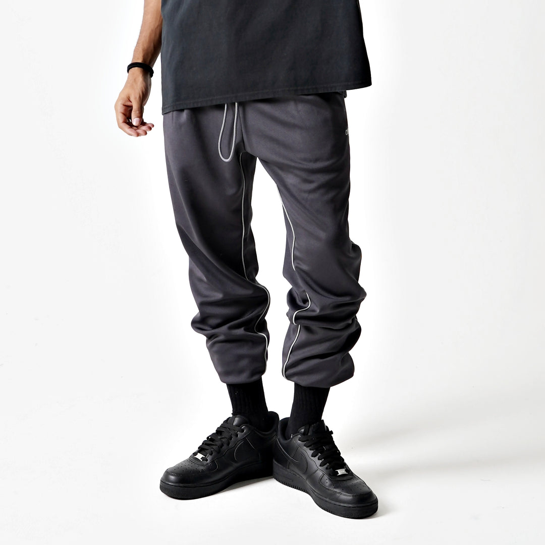 エコジャージジョガーパンツのOFF BLACKのLサイズの着用画像です