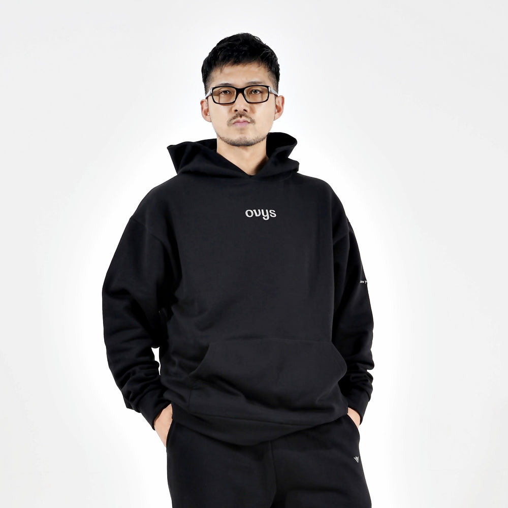 オーガニックコットンヘビー裏毛ミニロゴフーディのBLACKのLサイズの着用画像です