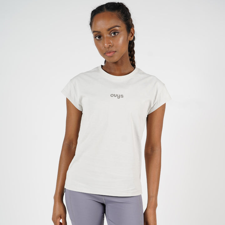 レディースミニロゴタイトフィットTシャツのICY WHITEのSサイズの着用画像です