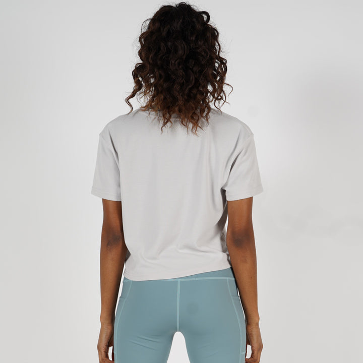 レディースミニロゴバックメッッシュクロップドTシャツのICY WHITEのFreeサイズの着用画像です
