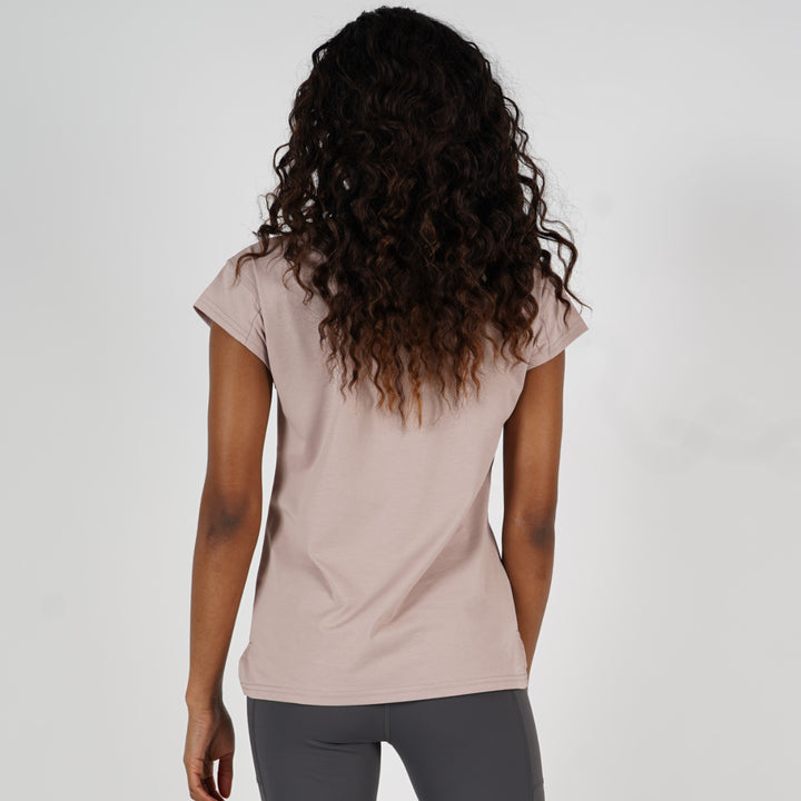 レディースミニロゴタイトフィットTシャツのDUSTY ROSEのSサイズの着用画像です