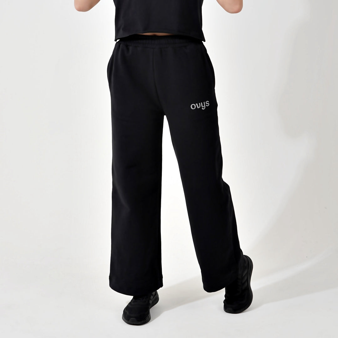 レディースオーガニックコットンヘビー裏毛スウェットワイドパンツのBLACKのFreeサイズの着用画像です
