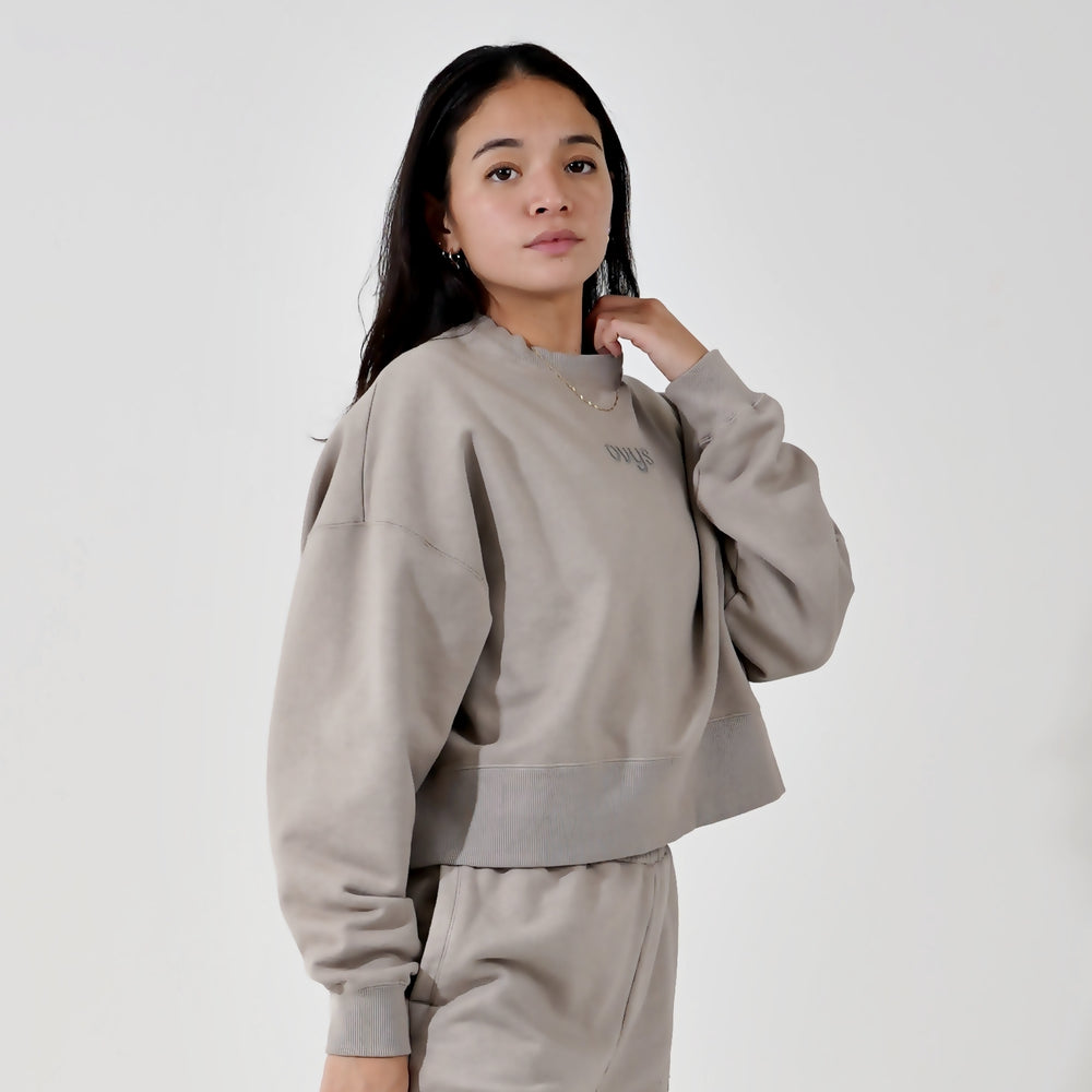 レディースボタニカルダイオーガニックコットンヘビー裏毛クルーネックのWALNUT BEIGEのFreeサイズの着用画像です