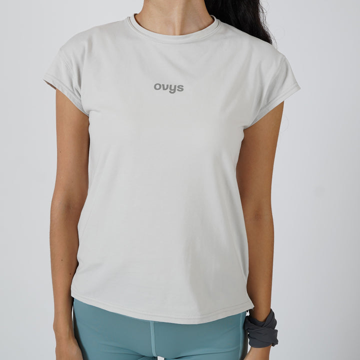 レディースオーガニックコットンストレッチタイトフィットTシャツのICY WHITEのSサイズの着用画像です