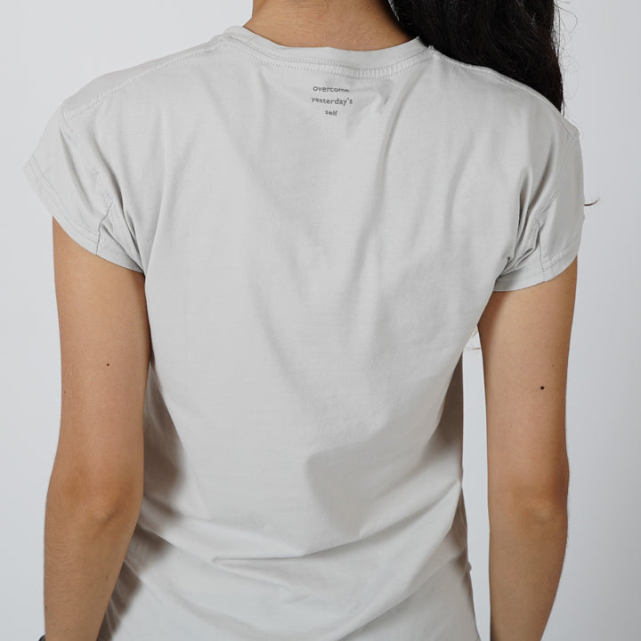 レディースオーガニックコットンストレッチタイトフィットTシャツのICY WHITEのSサイズの着用画像です