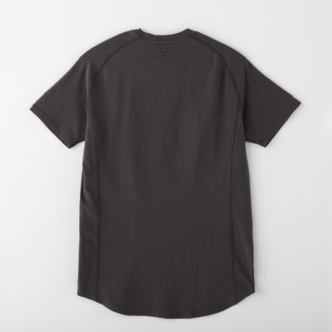 オーガニックコットンストレッチタイトフィットTシャツのOFF BLACKの平置き画像後ろです